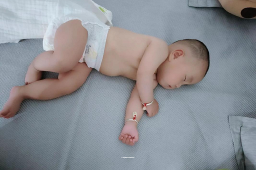 灌南六个月宝宝眼睛散光